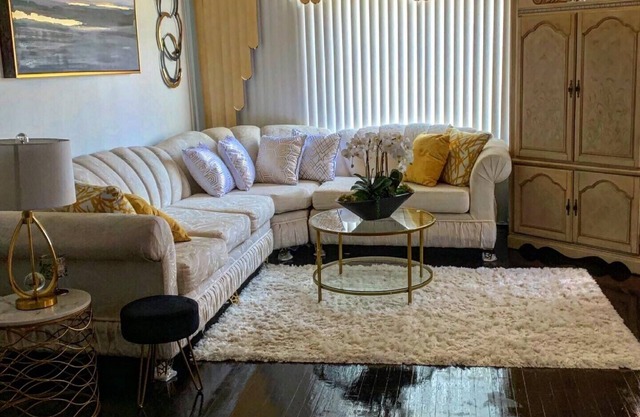 Beautiful private residence in quiet neighborhood. 5 mins. from SoFi Stadium