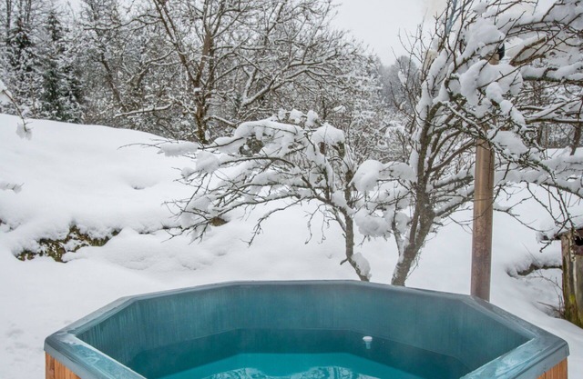 Beautiful private villa for 4 guests with WIFI, hot tub, TV, terrace, pets allowed and parking