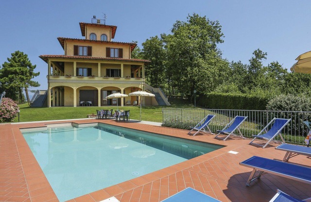 Beautiful private villa for 16 people with WIFI, private pool, TV, terrace and pets allowed
