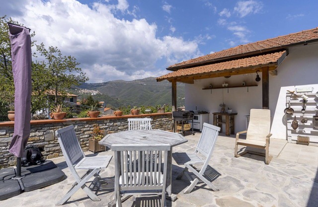 Beautiful private villa for 6 guests with WIFI, patio, pets allowed and panoramic view