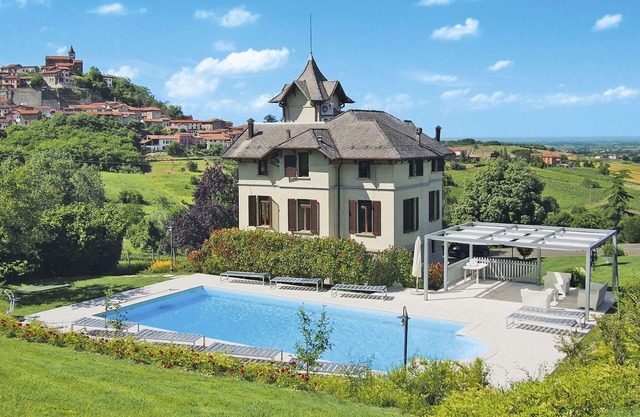 Beautiful private villa with WIFI, private pool, A/C, hot tub, TV, terrace and pets allowed