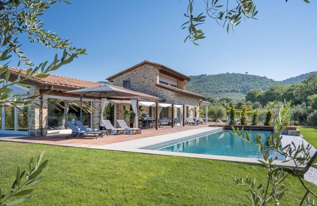 Beautiful private villa for 6 people with A/C, private pool, sauna, TV and patio, close to Cortona