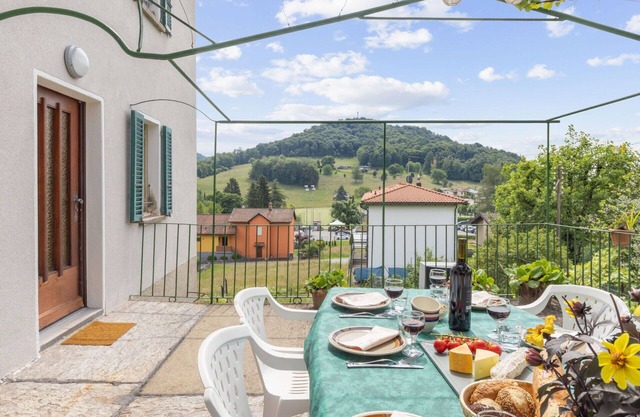 Beautiful private villa for 6 guests with TV and patio