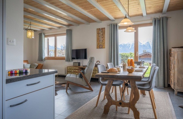 Beautiful private villa for 5 guests with WIFI, hot tub, TV, terrace and pets allowed