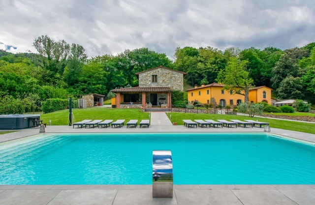 Beautiful private villa with A/C, hot tub, private pool, WIFI, TV, balcony and pets allowed
