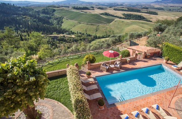 Beautiful private villa with private pool, WIFI, A/C, TV, terrace, pets allowed and panoramic view