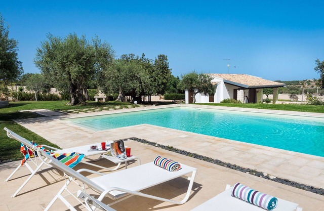 Beautiful private villa for 10 people with A/C, private pool, WIFI, TV and patio