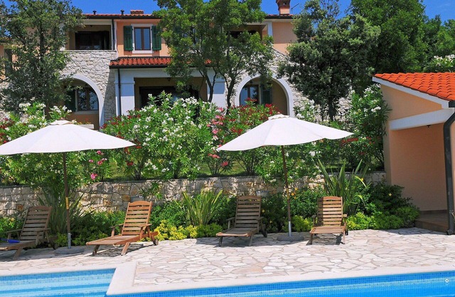 Beautiful private villa for 10 people with WIFI, A/C, pool, TV and terrace