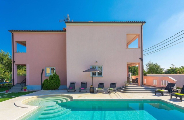 Beautiful private villa for 12 guests with WIFI, A/C, private pool, TV, terrace and pets allowed