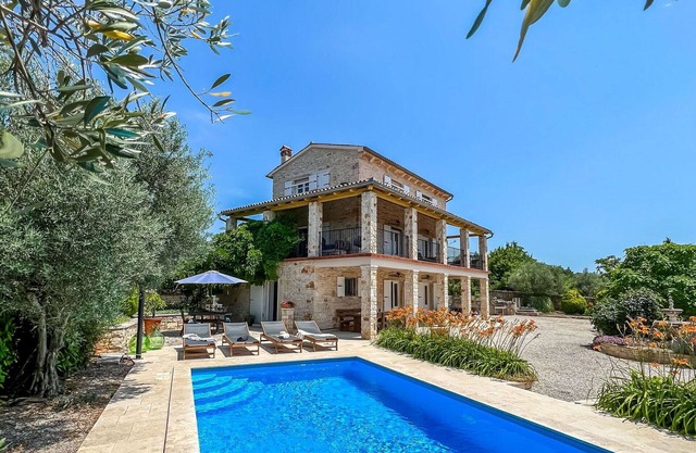 Beautiful private villa for 8 guests with A/C, private pool, WIFI, terrace and pets allowed