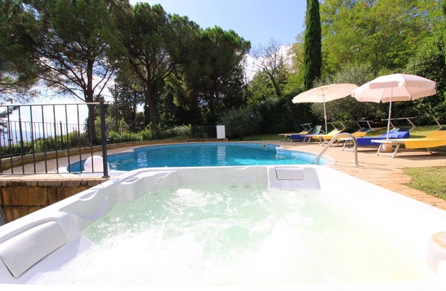 Beautiful private villa for 13 people with WIFI, private pool and TV