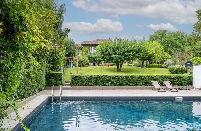 Beautiful private villa for 12 people with private pool, WIFI, A/C, TV and patio