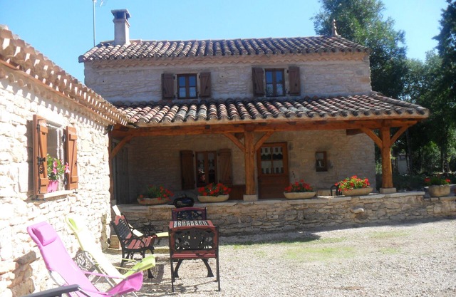 Beautiful Quercy house in the middle of a garden