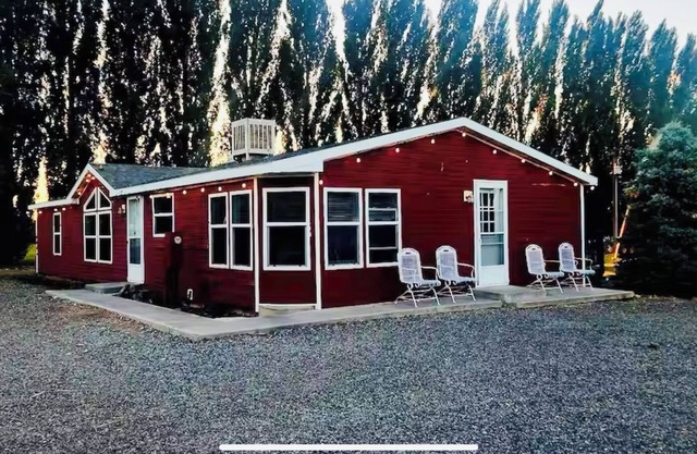 Beautiful Remote House in Olathe apart of Wedding Venue Location
