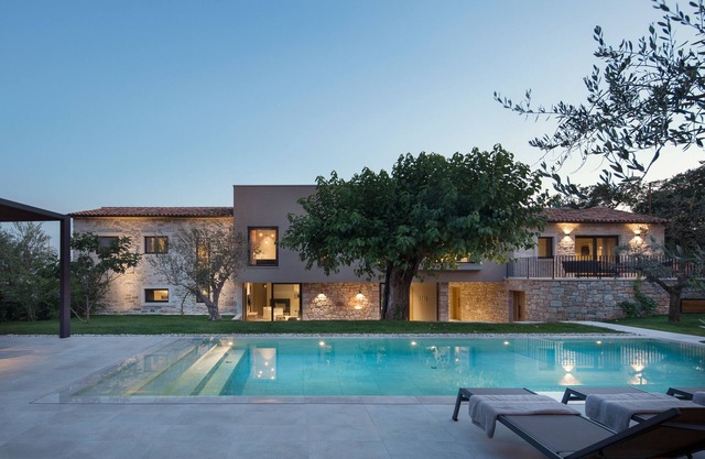 Beautiful renovated villa with access to private swimming pool