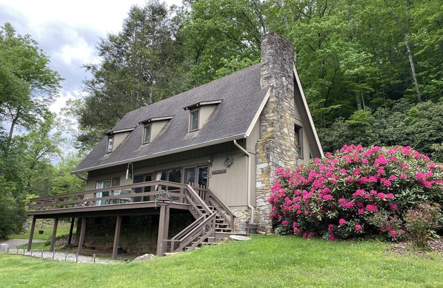 Beautiful River & Creekfront Chalet near Waynesville & GSMNP! Fast Free WiFi!