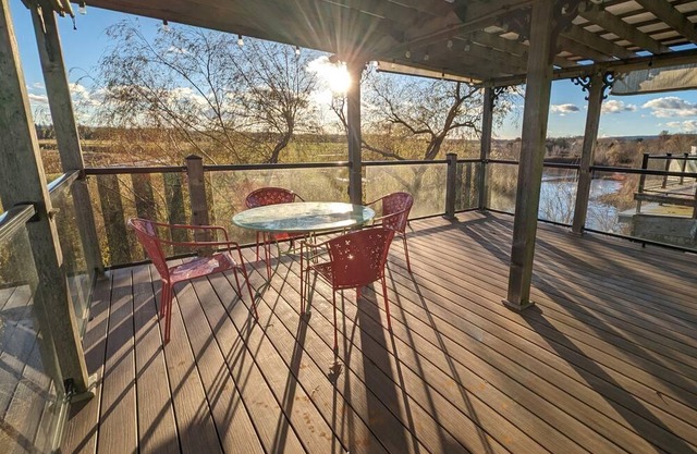 Beautiful River View Apartment in Wine Country