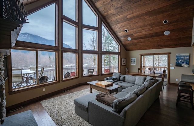 Beautiful riverfront cabin on 5 acres. Breathtaking views. Sleeps 12.