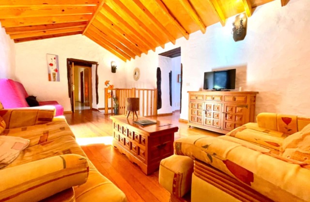 Beautiful rural house in the town of Los Llanillos with divine views