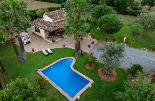 BEAUTIFUL RUSTIC VILLA IN ALCUDIA 1 KM FROM THE BEACH, FREE WIFI, PRIVATE POOL.