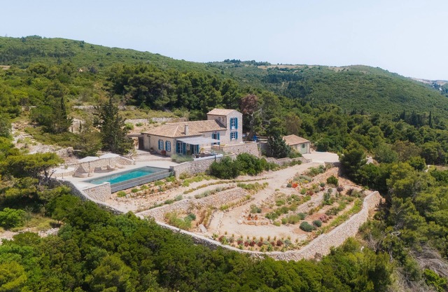 Beautiful secluded villa, private 12m infinity pool and incredible sunset views