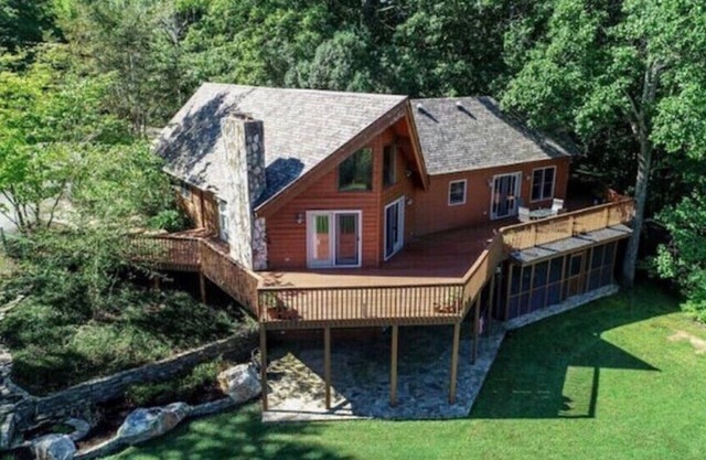 Beautiful serene lake house in the foothills, great for couples or families.