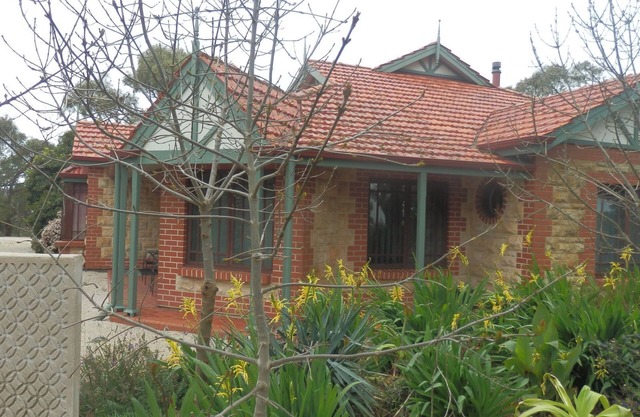 Beautiful setting, on 100 acres. Sleeps 10 people. Beautiful views.