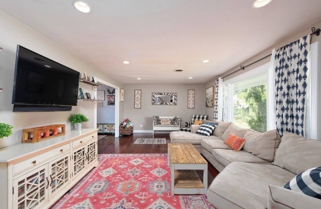 Beautiful Shore Retreat with Pool