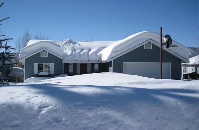 Beautiful Spacious Home Minutes to Ski Area with Great Views & Very Private