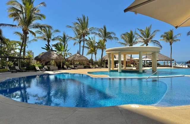 Beautiful space by the beach and pool By Gps