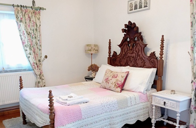 Beautiful, spacious apartment with view- 5 minutes drive to Cardigos river beach