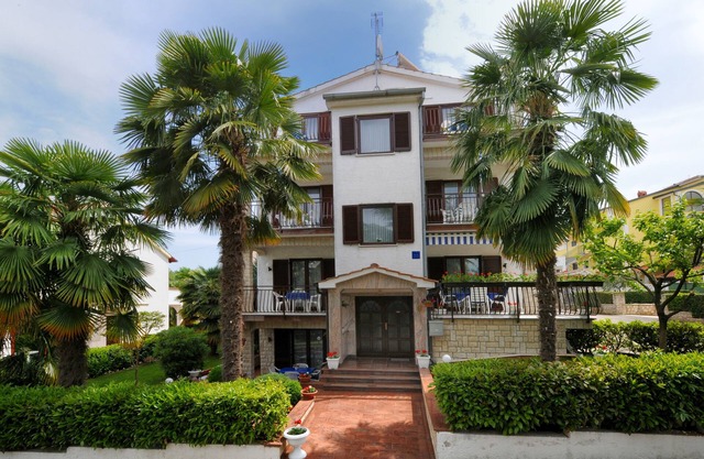 Beautiful spacious apartment (No. 1) with 2 bedrooms 300m to the beach