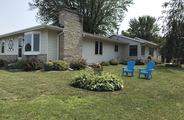 Beautiful spacious house with spectacular views of Lake Pepin