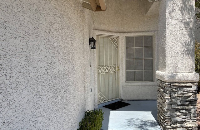 Beautiful Summerlin Location 1-Room in Single Story House
