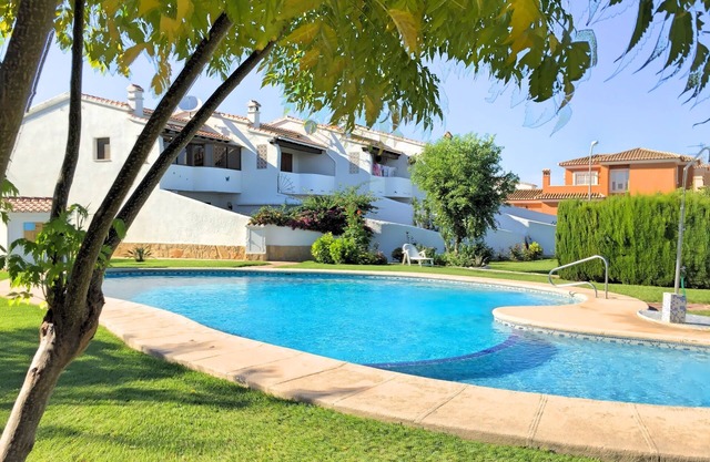 Beautiful townhouse, air conditioning, WiFi, large pool, close to the beach