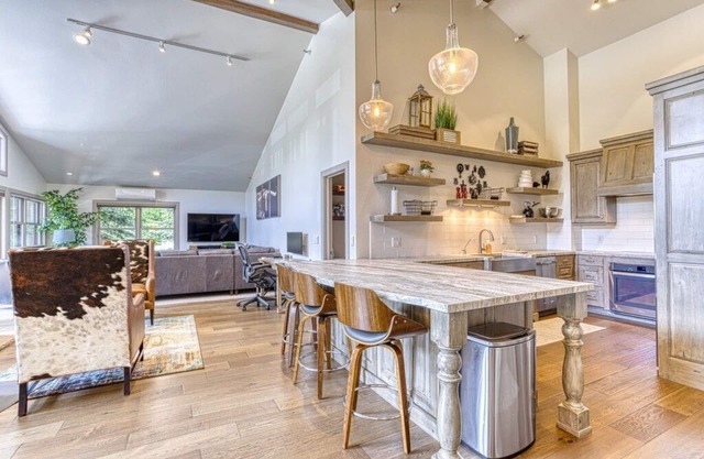 Beautiful Townhouse near ski slopes, biking trail, & 1 mile from the main street
