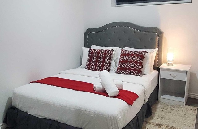 Beautiful Tranquil One Bedroom, calm, cozy and clean Basement Suite