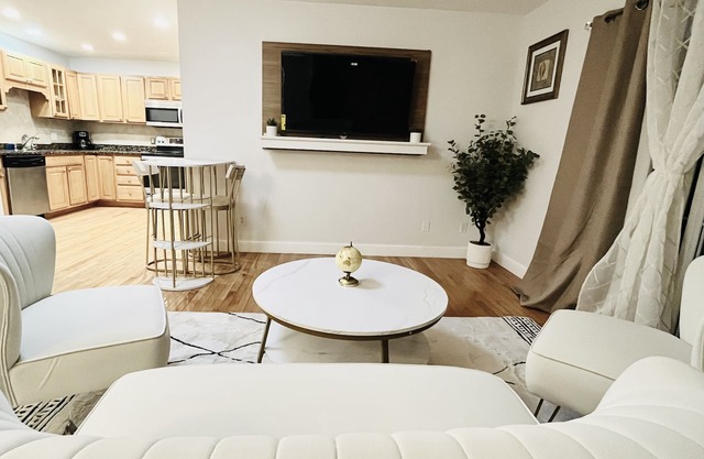 Beautiful two-story home close to downtown worcester 5beds-4bedroom