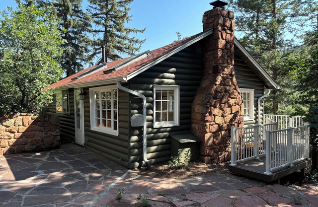 Beautiful Cottage in Green Mountain Falls - 20 mins from downtown Colo Springs!