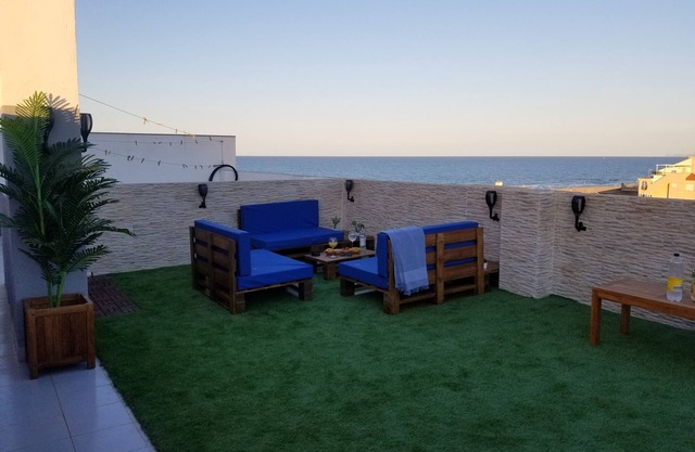 Beautiful Views Apprt 3 bedrooms edge of beach swimming pool