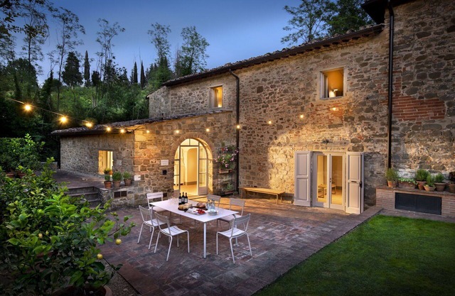 Beautiful villa for 18 guests with WIFI, A/C, private pool and TV
