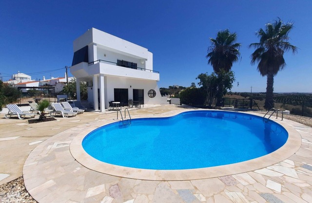Beautiful Villa, Air-Con, Large Private Pool, Close to the Beach.