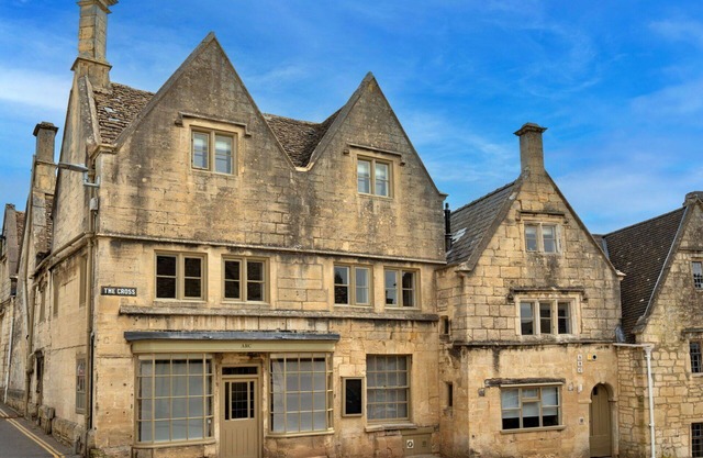 Beautiful villa for 19 guests with WIFI, pool, TV and pets allowed