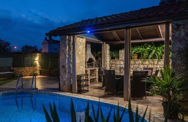 Beautiful villa for 6 people with hot tub, WIFI, private pool, A/C, TV, terrace and pets allowed