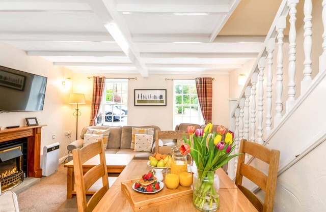 Beautiful villa for 6 guests with WIFI, pool, hot tub and terrace