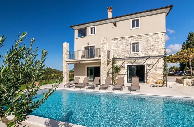 Beautiful Villa San Martino with pool near Rovinj, away from the crowds and surrounded by the calmness of nature.