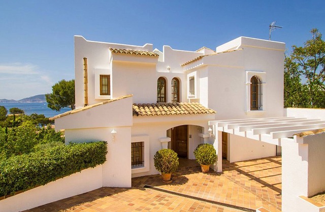Beautiful Villa with Private Pool and Garden, Sea Views