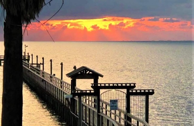Beautiful Waterfront Allegro North Private Fishing Pier, Boat Launch, Pool