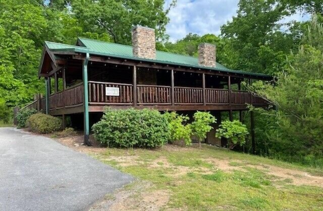 Beautiful wooded Mountain Backyard ! Birds singing all day long.