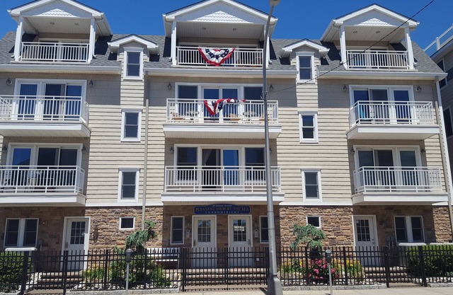 Beautifully decorated 2bd/2bth condo,POOL,Steps to Beach, 6 beach badges #2229